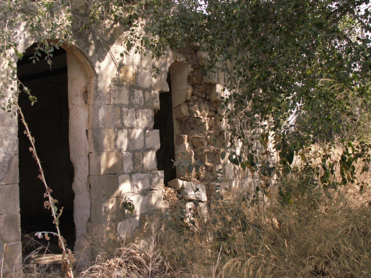 صورة لقرية خربة خريش - فلسطين: : أنقاض جامع القرية