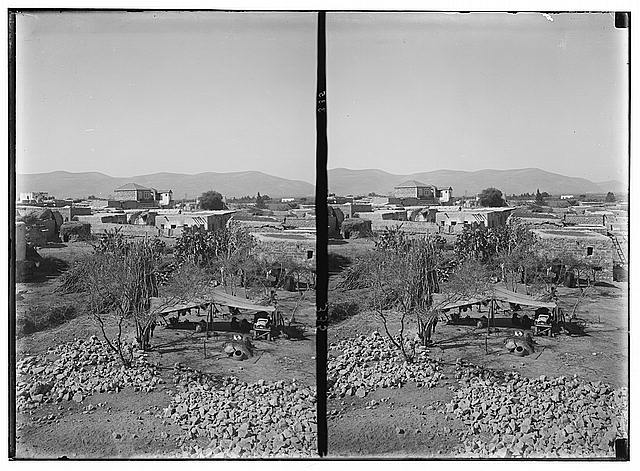 صورة لمدينة بيسان: منظر لبيسان من موقع اثري قريب. تصفح 70 ألف صورة تدون الحياة والتراث الفلسطيني جلهم قبل النكبة