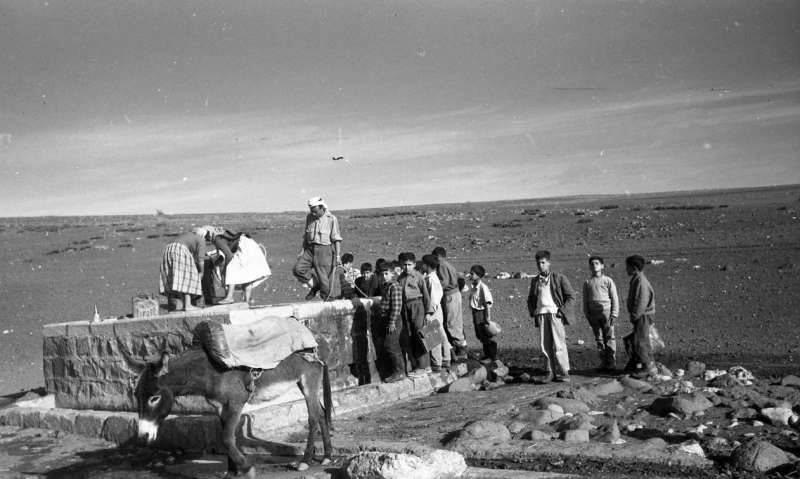 Picture for Na'ura Village - Palestine: : يا ضريف الطول وعالعين نشالة ومزنرة بالكمر وفوق الكمر شالة قرية الناعورة العامرة في مرج ابن غامر 1945--1950 (الرجل المسن في الصورة المرحوم عقاب زعبي)