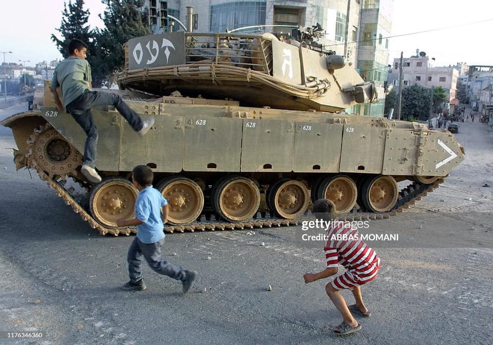 صورة لمخيم مخيم الأمعري - فلسطين: : -مدخل مخيم الأمعري - 2002