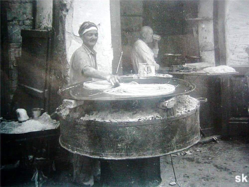 صورة لمدينة حيفا: حيفا عام 1940صناعة الكنافة النابلسية على الفحم في حيفا في وادي النسناس عام 1940. تصفح 70 ألف صورة تدون الحياة والتراث الفلسطيني جلهم قبل النكبة