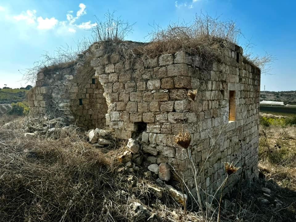 Picture for Umm al-Shawf Village - Palestine: : لم يبقى من القرية الا المقام للشيخ عبدالله، بقايا بيوت، المقبرة المدمرة كلياً، وعين ام الشوف -- ابراهيم أبو عمّار #2