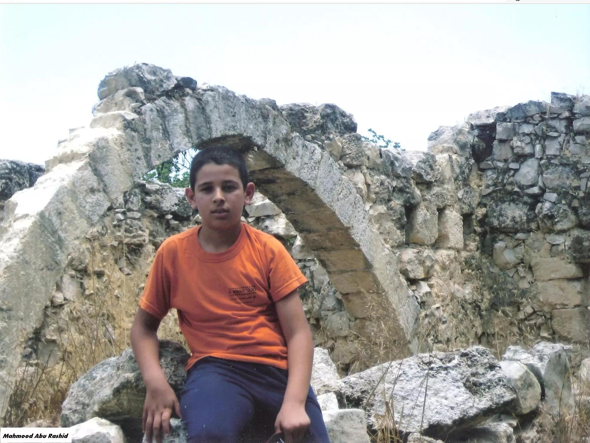 صورة لقرية الطيرة - فلسطين: : انقاض منزل عائله سعيد العبد ابو راشد في وادي فلاح جنوبي الطيره .