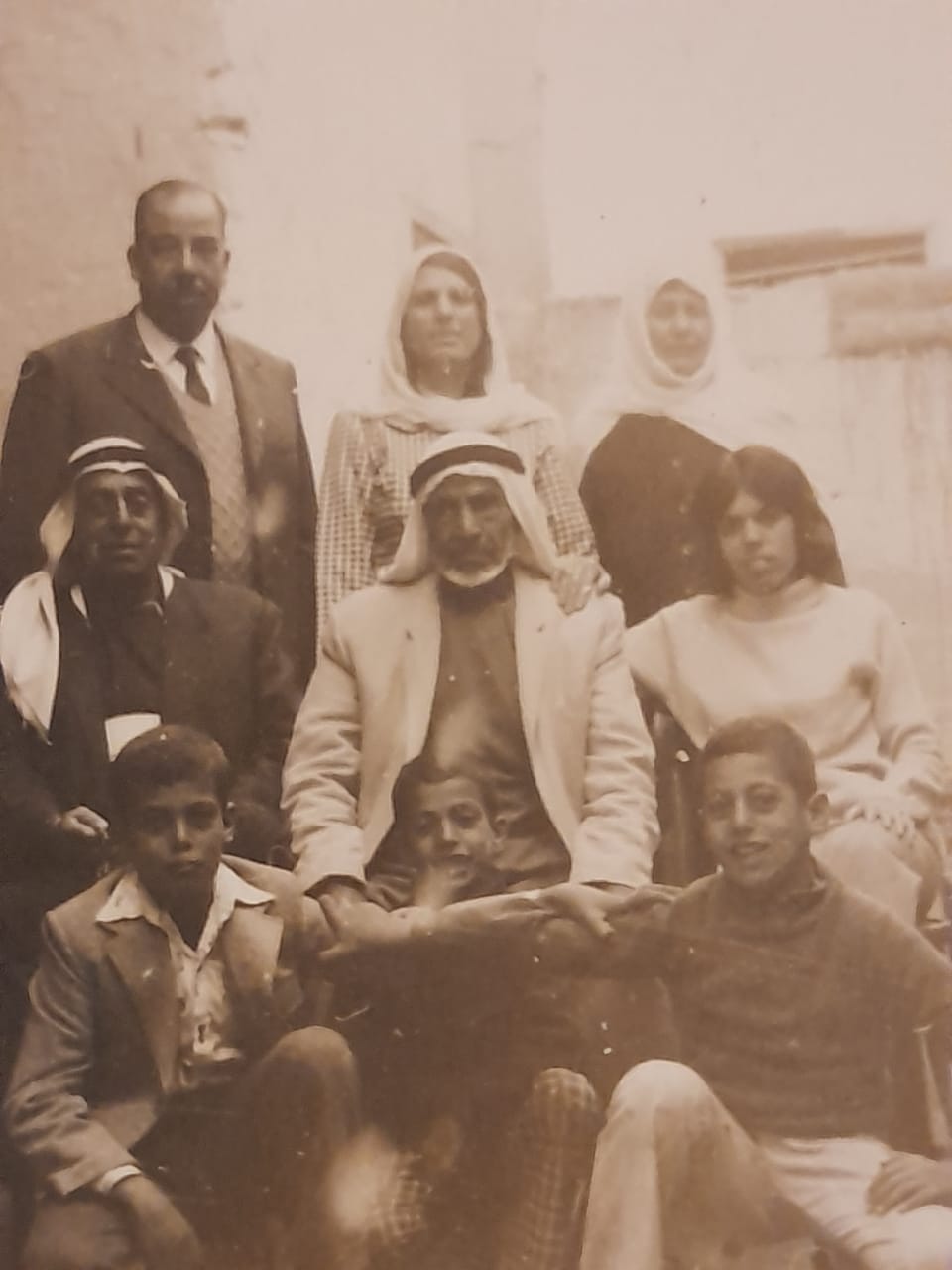 صورة لقرية إجليل الشمالية - فلسطين: : الحاج إبراهيم العاصي وابنه الحاج إسماعيل العاصي - والحاج محمد الحاج حسين العاصي والعائلة الكريمة