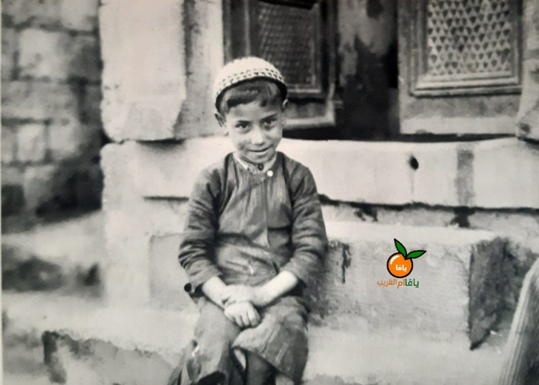صورة لمدينة يافا: صورة رائعة للمصور الهولندي ( فرانك شولتن ) اثناء زيارة الى يافا عام 1923 . الصورة لطفل يافاوي جالس على عتبة بيته في حي المنشيه بيافا ومع اجمل ابتسامه. تصفح 70 ألف صورة تدون الحياة والتراث الفلسطيني جلهم قبل النكبة