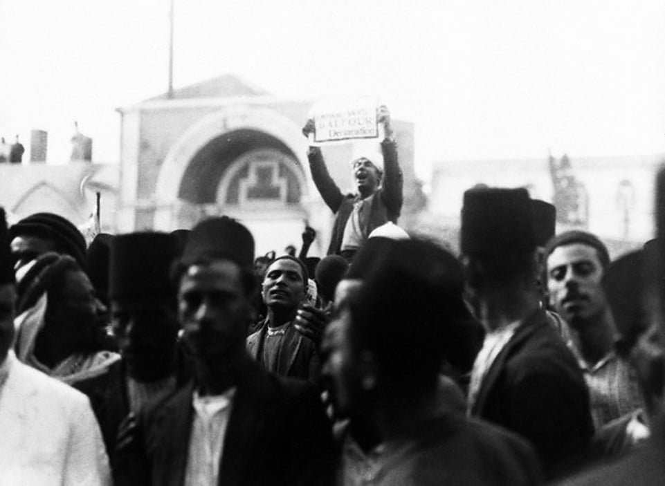 صورة لمدينة يافا: مظاهرة في يافا ضد وعد بالفور لدى وصول لجنة شاو البريطانية لتحقوق، 1930. تصفح 70 ألف صورة تدون الحياة والتراث الفلسطيني جلهم قبل النكبة