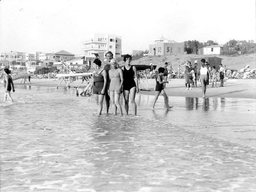 Picture for Jaffa City: شاطئ حي المنشية العربي 1940 الذي هدم عام 1953 بامر من بن غوريون وأنشأ مكانة شاطئ وحي اليركون 