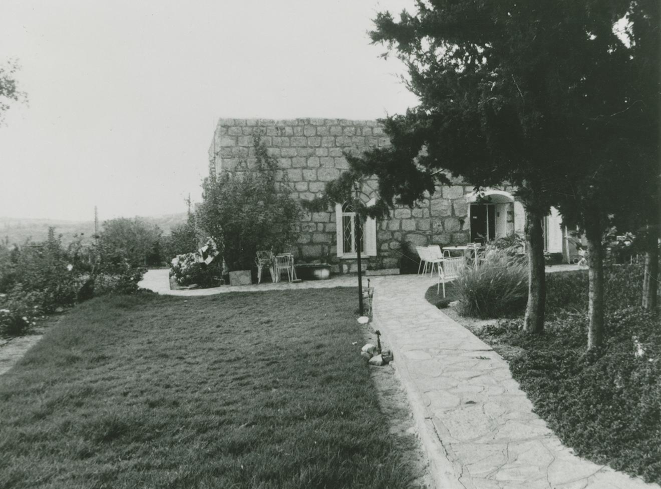 صورة لقرية بيت نقوبا - فلسطين: : إحدى البيوت المغتصبة يسكنها صهيوني مغتصبة بيت نيقوفا، 1986