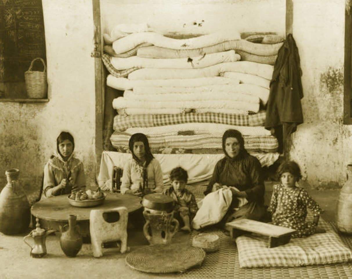 صورة لمدينة الناصرة: عائلة نصراوية 1930. تصفح 70 ألف صورة تدون الحياة والتراث الفلسطيني جلهم قبل النكبة