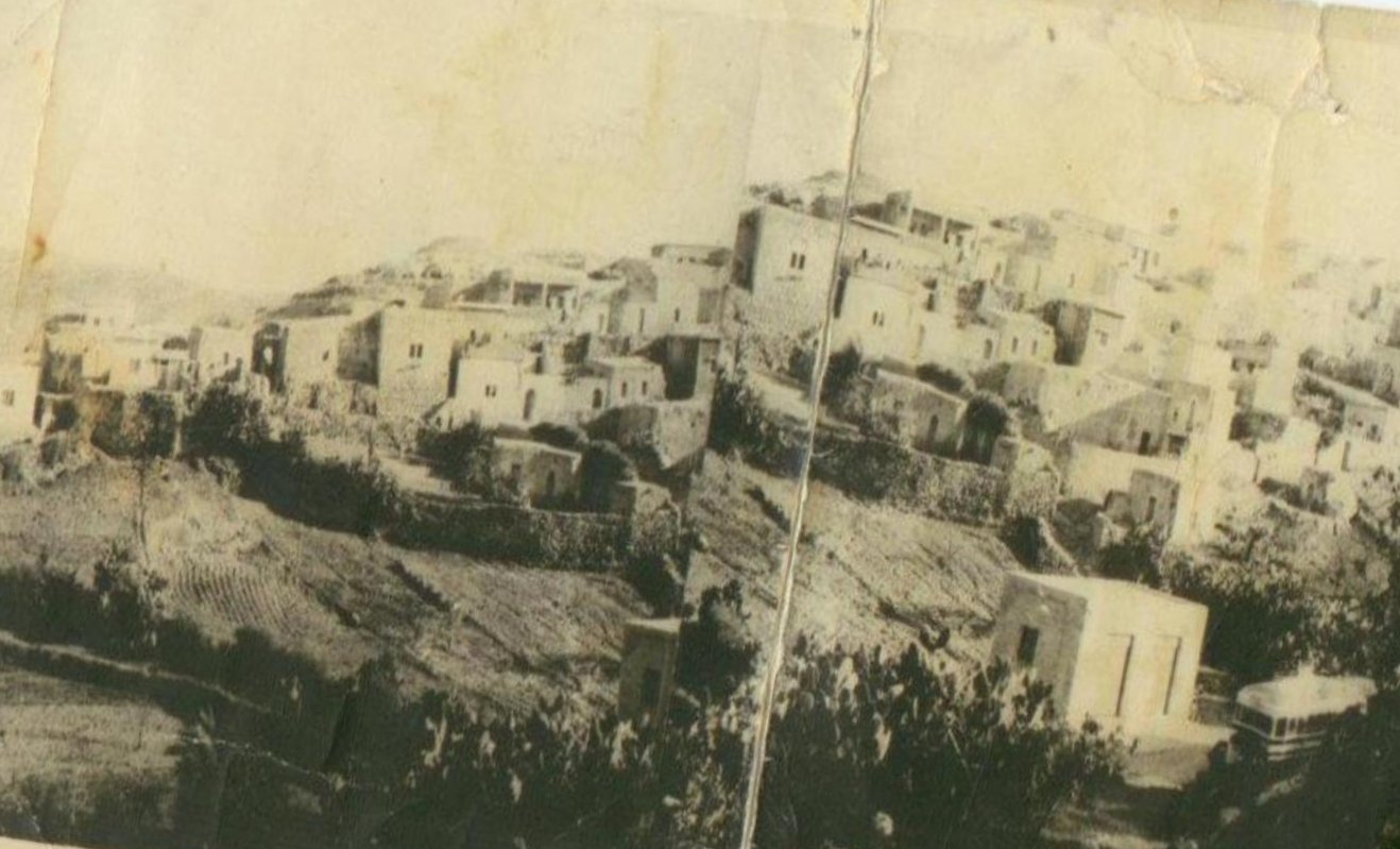 صورة لقرية يالو - فلسطين: : قبل الهدم والتهجير