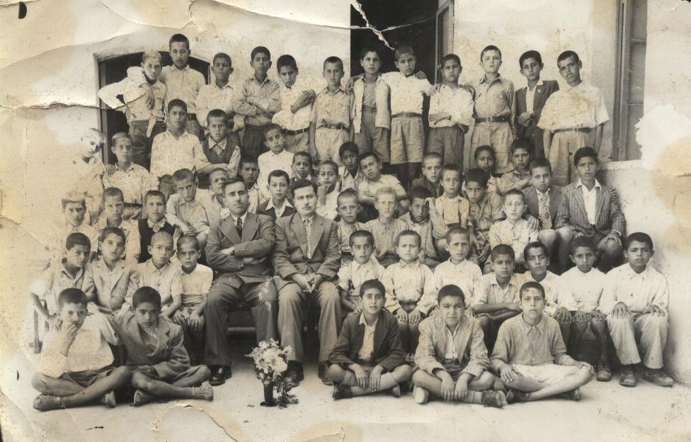 صورة لمدينة الرمله: مدرسة البنين بالرملة عام 1944. تصفح 70 ألف صورة تدون الحياة والتراث الفلسطيني جلهم قبل النكبة