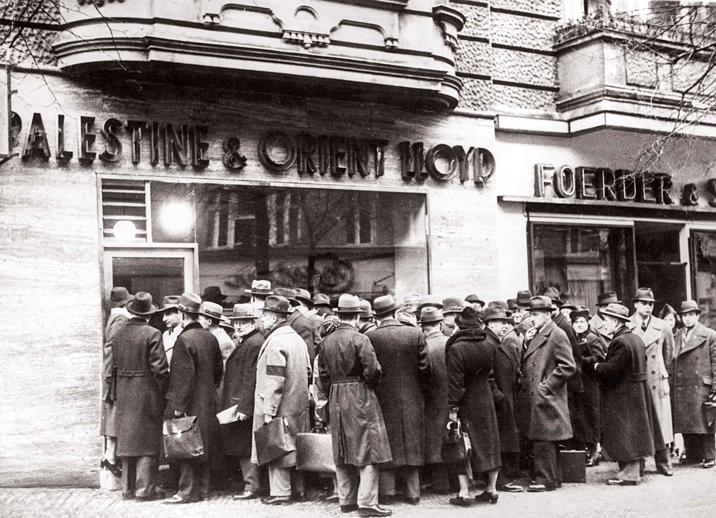 Lining up in front of the Palestine and Orient Lloyd travel agency Meinekestra?, January 22nd, 1939